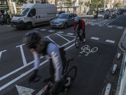 Ciclistes al carril bici del carrer Aragó.