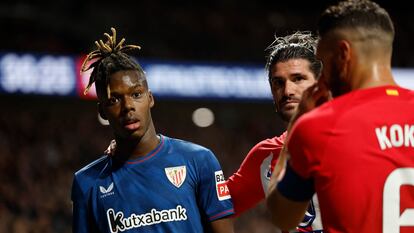 El jugador del Athletic Nico Williams reaccionaba el sábado tras recibir insultos racistas en el partido contra el Atlético de Madrid. A su lado, los rojiblancos Koke y Rodrigo De Paul.