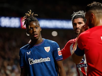 El jugador del Athletic Nico Williams reaccionaba el sábado tras recibir insultos racistas en el partido contra el Atlético de Madrid. A su lado, los rojiblancos Koke y Rodrigo De Paul.