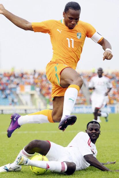 Drogba sortea a Ali Eldin en el duelo Costa de Marfil-Sudán.