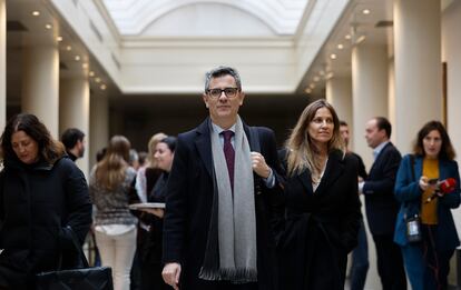 Félix Bolaños (centro), este martes, a su salida del pleno extraordinario del Congreso de los Diputados en el Senado. 