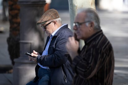 Un hombre mayor usa su teléfono móvil este miércoles en Sevilla.