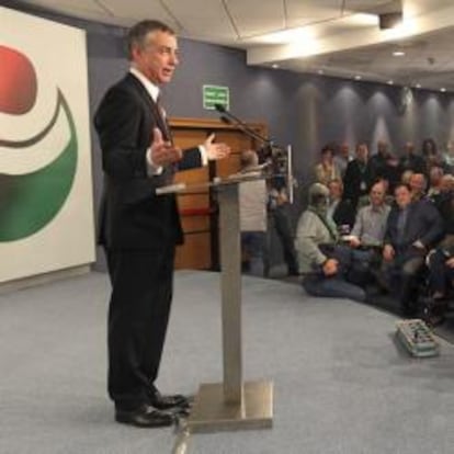 El candidato a lehendakari por el PNV, Iñigo Urkullu, durante su comparecencia en Bilbao para valorar el recuento de votos de las elecciones al Parlamento Vasco el 21 de octubre de 2012