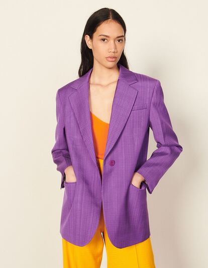 Sandro se inclina por la clásica chaqueta de sastre en esta blazer color malva. Un diseño que se adaptará a cualquier situación de tu día a día: una jornada de trabajo, una comida informal o unas copas de sábado noche. (365€).