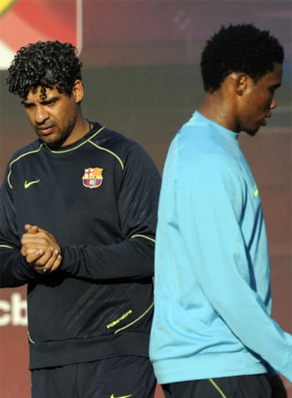 Eto&#39;o pasa junto a Frank Rijkaard en un entrenamiento.