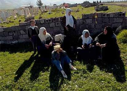 Una familia kurda se concentra cerca de la fosa común donde están enterradas parte de las víctimas de Halabha.
