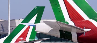 Varios aviones de la compa&ntilde;&iacute;a Alitalia en el aeropuerto Leonardo da Vinci-Fiumicino de Roma.
 