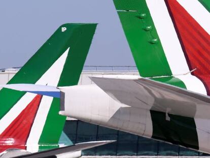 Varios aviones de la compa&ntilde;&iacute;a Alitalia en el aeropuerto Leonardo da Vinci-Fiumicino de Roma.
 