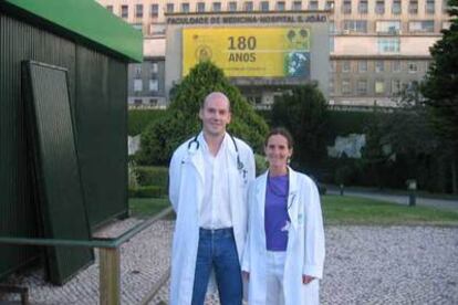 José Manuel Redondo, reumatólogo, y Beatriz Mosquera, cardióloga, delante del hospital São João de Oporto.