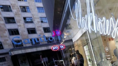 El cine Capitol, con una tienda ya cerrada de la cadena C&A en primer plano.