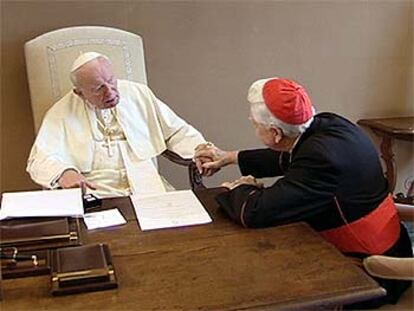 Imagen de la televisión vaticana de la audiencia mantenida ayer entre el Papa y el cardenal Bernard Law.