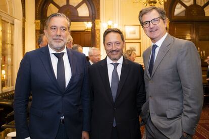 Enrique López, consejero de Presidencia, Justicia e Interior de la Comunidad de Madrid, Emilio Martínez, presidente de Inkietos, y Joan Roca Segarra, presidente ejecutivo de RocaJunyent
