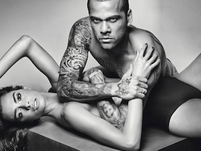 Dani Alves y Joana Sanz se abrazan en exclusiva para ICON. Ella lleva un ‘culotte’ Guess y él vaqueros Levi's.