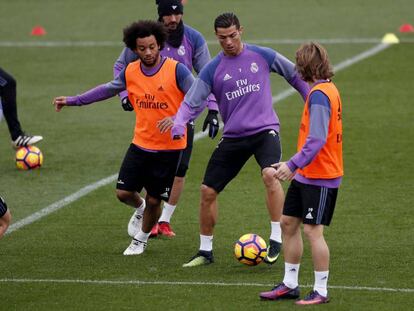 Los jugadores del Real Madrid durante un entrenamiento.