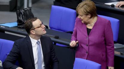 La canciller Merkel habla con Jens Spahn, este jueves en Berl&iacute;n.