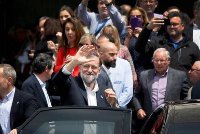 El presidente del Gobierno, Mariano Rajoy, se despide de sus simpatizantes tras un acto organizado por el PP el sábado en Alicante, cuya alcaldía acaba de recuperar el partido.