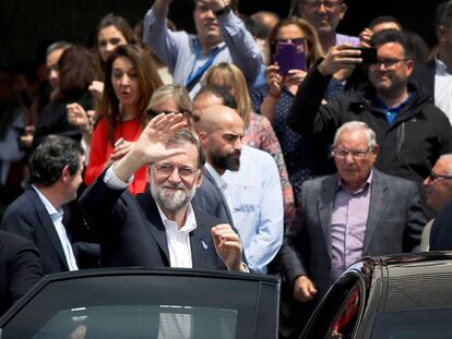 El presidente del Gobierno, Mariano Rajoy, se despide de sus simpatizantes tras un acto organizado por el PP el sábado en Alicante, cuya alcaldía acaba de recuperar el partido.