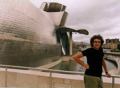 El autor de la carta, con el Museo Guggenheim, del arquitecto Frank Gehry, al fondo.