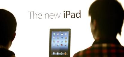 Varios clientes visitan la tienda Apple en Hong Kong para ver el nuevo iPad que ha salido a la venta hoy, viernes, 16 de marzo de 2012. Todos los iPad han tenido que ser reservados online antes de recogerlos en tienda.