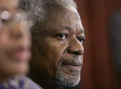 El antiguo secretario general de la ONU, Kofi Annan, acompañado de la esposa del ex presidente de Sudáfrica Nelson Mandela, Graca Machel, durante la rueda de prensa celebrada ayer en Nairobi.