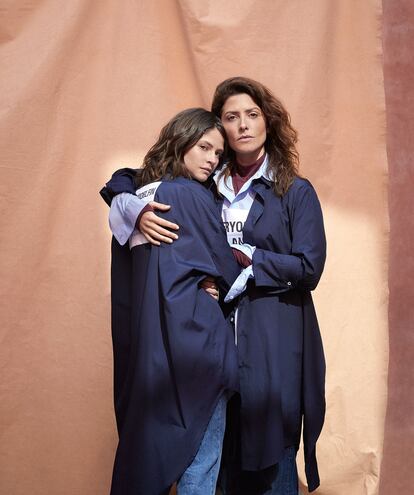 La modelo Alba Galocha (izda.) y la actriz Bárbara Lennie posan con prendas de la colección otoño-invierno 2019-2020 de Davidelfin, presentada hace unos días en Madrid.