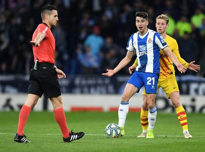 Marc Roca, jugador del Espanyol, protesta una decisión del arbitro en una jugada del partido.