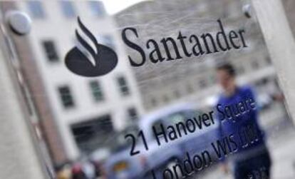 Fotografía tomada el 7 de octubre de 2011 que muestra a un viandante pasando por una sucursal del Banco Santander en Londres (Reino Unido).
