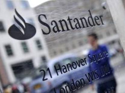 Fotografía tomada el 7 de octubre de 2011 que muestra a un viandante pasando por una sucursal del Banco Santander en Londres (Reino Unido).