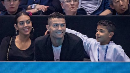 Cristiano Ronaldo y Georgina Rodríguez con Cristiano Jr en un partido de tenis en Londres el pasado 12 de noviembre.