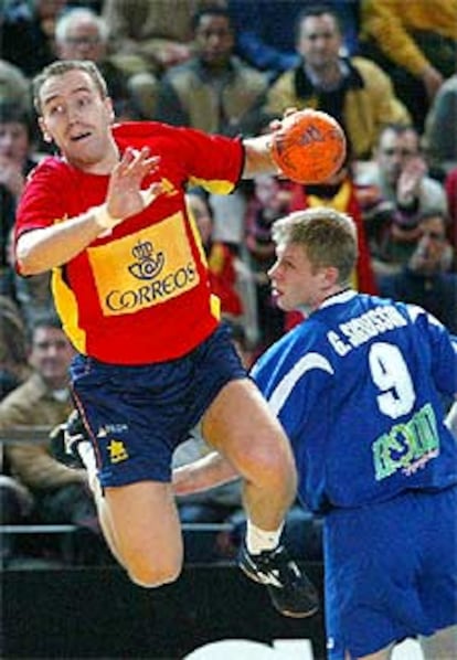 El jugador español Hernández (izquierda) sobrepasa a Sigusson durante el partido España-Islandia del Mundial de Balonmano.