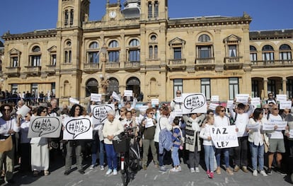 Concentración frente al Ayuntamiento de San Sebastián.