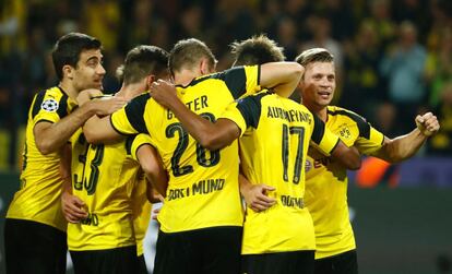 Los jugadores del Borussia Dortmund celebran el gol. 