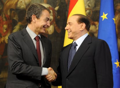 Zapatero saluda a Berlusconi, durante el encuentro que han mantenido hoy en el Palacio Chigi.