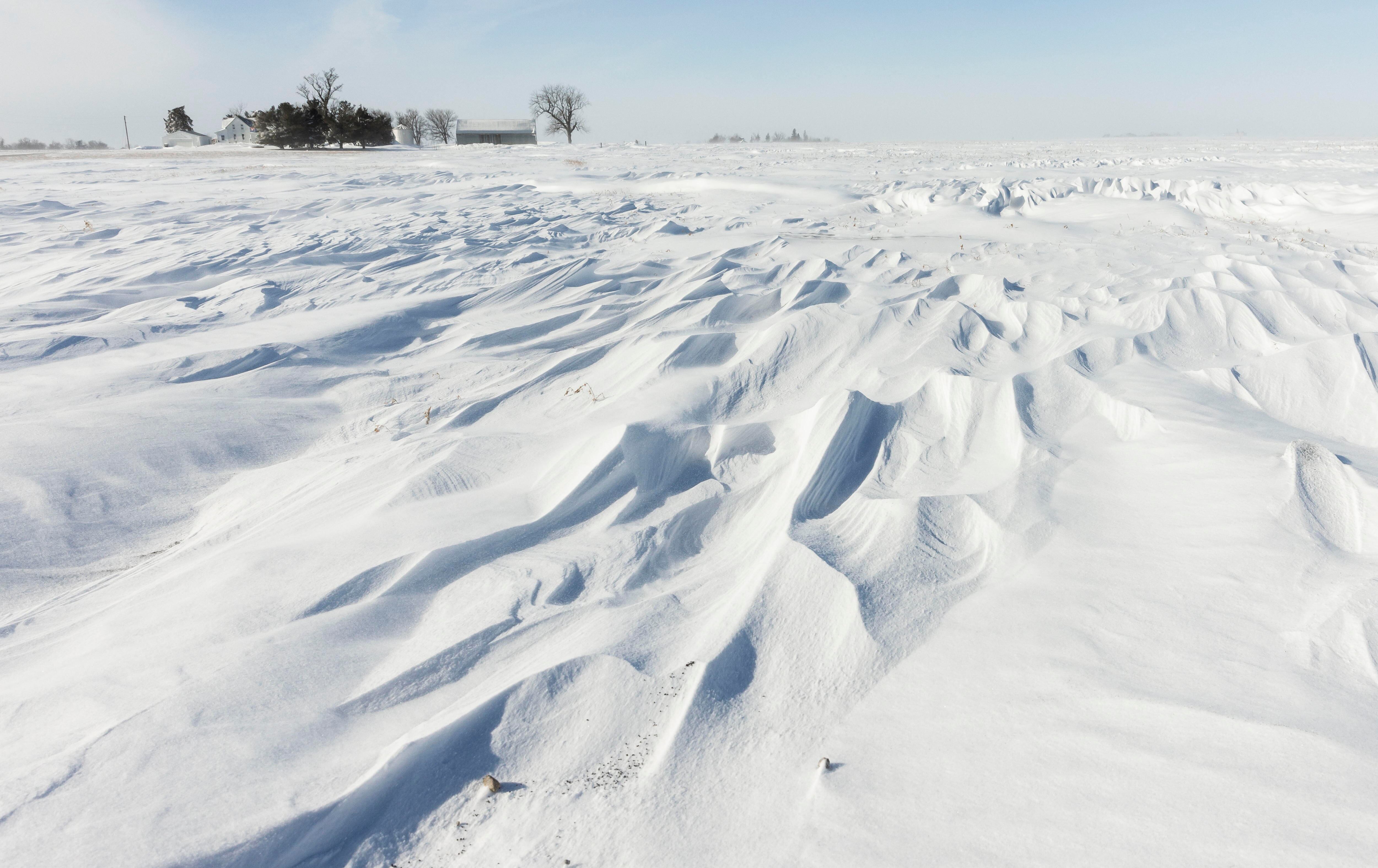 Zurcos dejados por el viento en la nieve, en el condado Polk (Estado de Iowa), este 14 de enero.