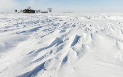 Zurcos dejados por el viento en la nieve, en el condado Polk (Estado de Iowa), este 14 de enero.