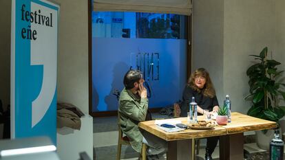 La directora de cine Isabel Coixet y el escritor Guillermo Roz en el café literario del Festival Eñe