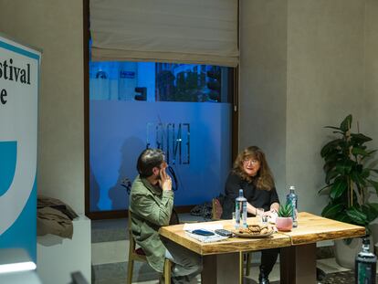 La directora de cine Isabel Coixet y el escritor Guillermo Roz en el café literario del Festival Eñe