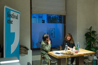 La directora de cine Isabel Coixet y el escritor Guillermo Roz en el café literario del Festival Eñe