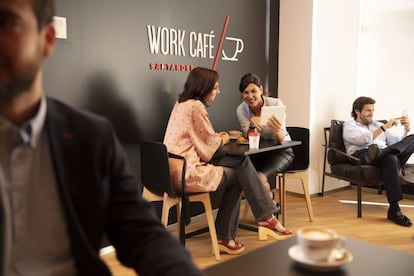 Interior de un Work Café Santander.