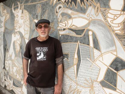 Miguel Martín, frente a la réplica del 'Guernica' de Picasso que ha tallado en el jardín de su casa en la Cañada Real.