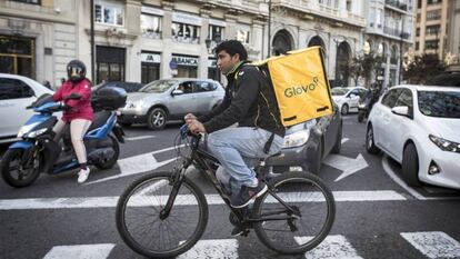 Un repartidor de Glovo, en la plaza del Ayuntamiento de Valencia. 