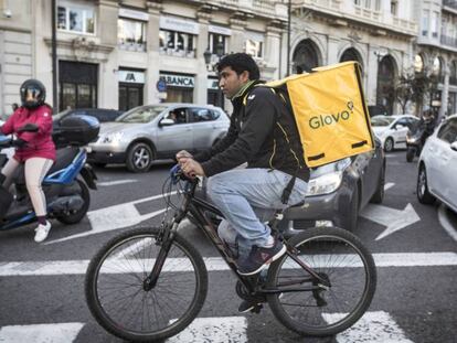 Un repartidor de Glovo, en la plaza del Ayuntamiento de Valencia.