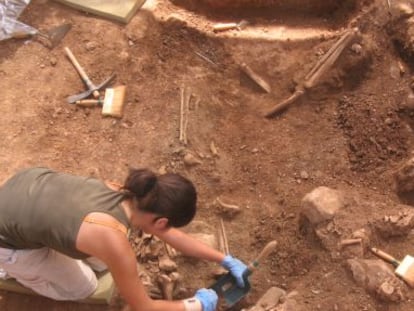 Historiadoras y arqueólogas desentierran restos de represaliados en la fosa común de Gualchos.