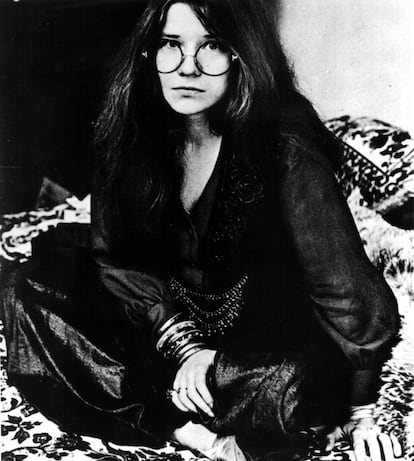 Janis Joplin, cantante estadounidense y símbolo femenino de la contracultura de los años 60, nació en Texas el 19 de enero de 1943 y desde muy temprano triunfó en el mundo de la canción. Su muerte se produjo días después de la de Hendrix en 1970 a causa de una sobredosis de heroína.