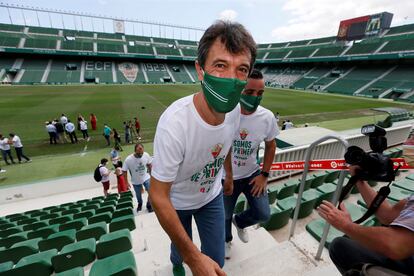 Pacheta, en el estadio Martínez Valero durante el acto institucional por el ascenso.