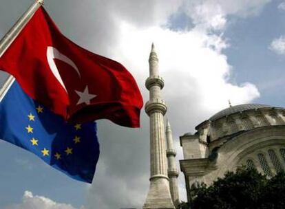 La bandera turca y la de la Unión Europea ondean juntas en Estambul el 4 de octubre de 2005, día de la apertura de las negociaciones de adhesión.