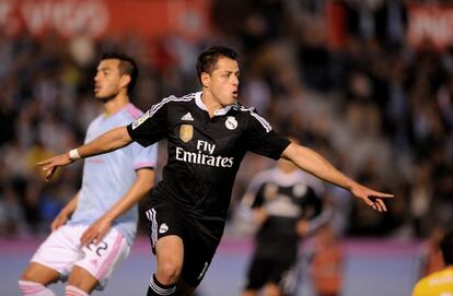 Chicharito celebra uno de sus goles al Celta.