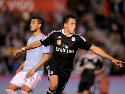 Chicharito celebra uno de sus goles al Celta.