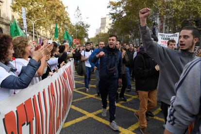 Doctores y enfermeras aplauden el paso de los estudiantes durante la manifestación en contra de los recortes en Barcelona, este 29 de noviembre de 2018.