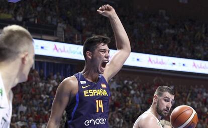 Hernangómez protesta una acción, ante Valanciunas.